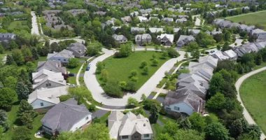Yazın Chicago 'da bir banliyö mahallesindeki evlerin hava manzarası.