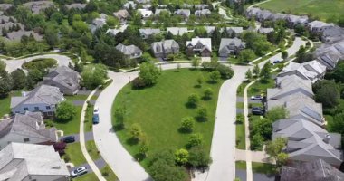 Yazın Chicago 'da bir banliyö mahallesindeki evlerin hava manzarası.