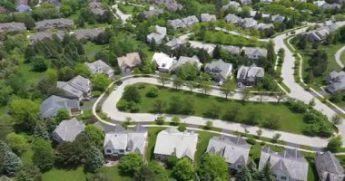 Yazın Chicago 'da bir banliyö mahallesindeki evlerin hava manzarası.