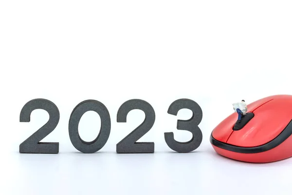 2023商业新年概念 商人们坐着用白色背景的鼠标在电脑上看报纸的缩影 — 图库照片