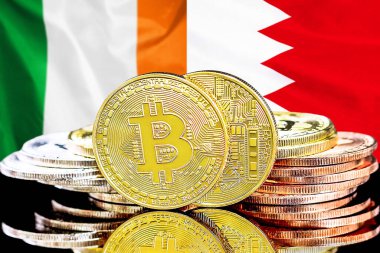 Bahreyn bayrağı ve İrlanda arkaplanındaki bitcoinler. Bahreyn ve İrlanda 'daki kripto para birimi ve engelleme teknolojisi yatırımcıları için kavram