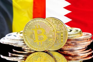 Bahreyn bayrağı ve Belçika arkaplanındaki bitcoinler. Bahreyn ve Belçika 'daki kripto para birimi ve engelleme teknolojisi yatırımcıları için kavram