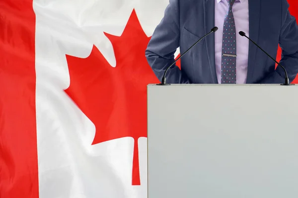 Tribune Mikrofonem Muž Obleku Pozadí Kanadské Vlajky Podnikatel Tribun Pozadí — Stock fotografie