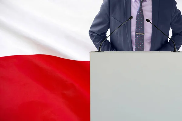 Tribun Med Mikrofon Och Man Kostym Polen Flagga Bakgrund Affärsman — Stockfoto
