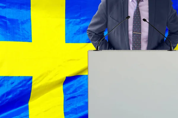 Tribune Mikrofonnal Öltönyös Férfival Svéd Zászlón Üzletember Tribunus Svéd Zászló — Stock Fotó
