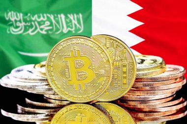 Bahreyn bayrağı ve Suudi Arabistan arkaplanındaki bitcoinler. Bahreyn ve Suudi Arabistan 'daki kripto para birimi ve engelleme teknolojisi yatırımcıları için kavram