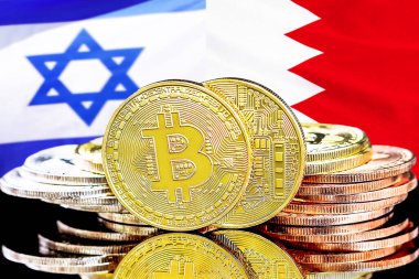 Bahreyn bayrağı ve İsrail arkaplanındaki bitcoinler. Bahreyn ve İsrail 'deki kripto para birimi ve engelleme teknolojisi yatırımcıları için kavram