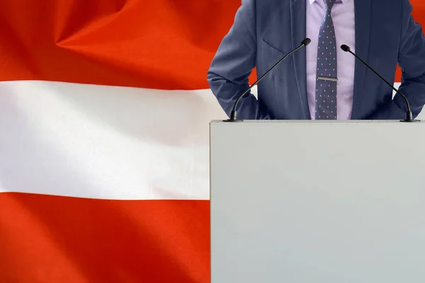 Tribuna Com Microfone Homem Terno Fundo Bandeira Áustria Empresário Tribuno — Fotografia de Stock