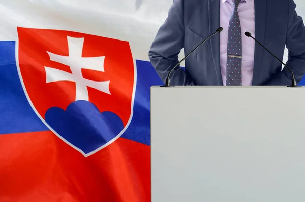 关于斯洛伐克国旗背景的带话筒和穿着西服的论坛报 商人和三位一体的斯洛伐克国旗背景 领奖台上的政客 手持麦克风背景的斯洛伐克国旗 — 图库照片