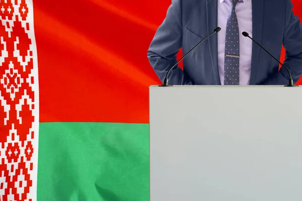 Tribune Met Microfoon Man Pak Wit Russische Vlag Achtergrond Zakenman — Stockfoto