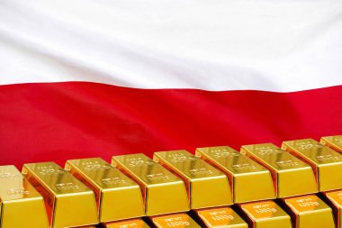 Polonya bayrağının arka planında altın külçeler parlıyor. İş ve finansal ülke rezervleri. Polonya 'nın altın rezervi ve altın fonu kavramı