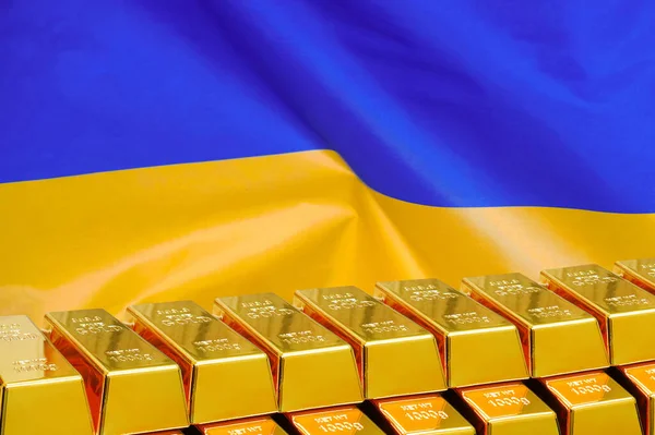 ウクライナのフラグの背景に輝く黄金の雄牛の行 ビジネスと金融の国の準備 ウクライナの金準備金と金基金の概念 — ストック写真