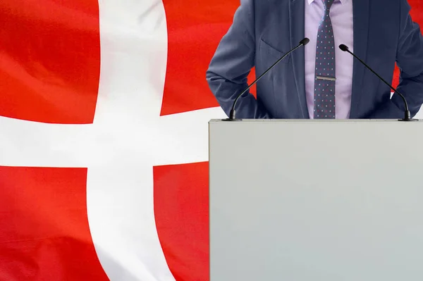 Tribune Con Micrófono Hombre Traje Sobre Fondo Bandera Dinamarca Empresario —  Fotos de Stock
