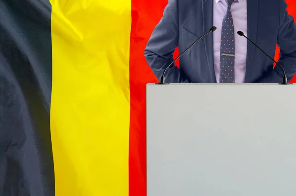 Tribuno Com Microfone Homem Terno Fundo Bandeira Bélgica Empresário Tribuno — Fotografia de Stock