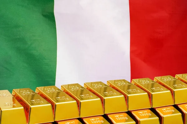 Ряд Блестящих Золотых Слитков Фоне Флага Италии Резервы Деловых Финансовых — стоковое фото