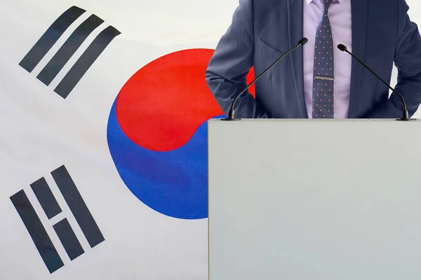 Tribune Mikrofonem Człowiekiem Garniturze Tle Flagi Korei Południowej Biznesmen Trybun — Zdjęcie stockowe