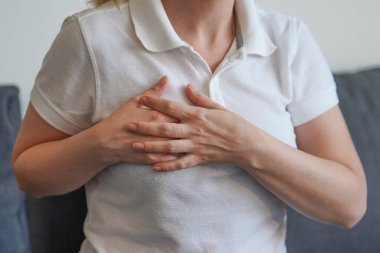 Ani kalp krizi geçiren kadın, akut kalp krizi geçiren hasta kadın, acil sağlık hizmeti kavramı.