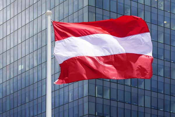 Vinka Vinden Flagga Österrike Bakgrunden Modern Byggnad Begreppet Politik Näringsliv — Stockfoto