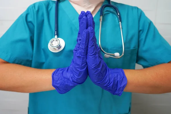 Kvinna Läkare Blå Uniform Och Stetoskop Vit Bakgrund Håller Handflatorna — Stockfoto