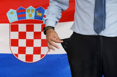 Takım elbiseli bir adam pantolonunun cebini ters yüz ediyor ve Hırvatistan bayrağında bomboş gösteriyor. Hırvatistan Cumhuriyeti 'nde kriz, işsizlik, iflas kavramı