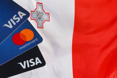 Malta ve Visa Kartı bayrağı, Mastercard, banka kartları. 10 Mart 2022. Tel Aviv 'de. İsrail