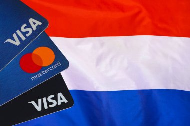 Hollanda bayrağı, Visa kartı, Mastercard, banka kartları. 10 Mart 2022. Tel Aviv 'de. İsrail