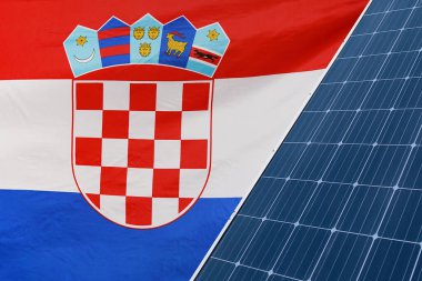 Hırvatistan bayrağına karşı güneş panelleri. Güneş pili saf elektrik üretir. Hırvatistan Cumhuriyeti 'nde sürdürülebilir kaynaklar ve yenilenebilir enerji kavramı