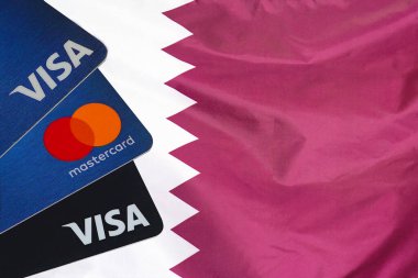 Katar bayrağı ve Visa kartı, Mastercard, banka kartları. 10 Mart 2022. Tel Aviv 'de. İsrail