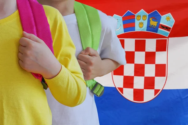 Двое Детей Сумками Фоне Флага Хорватии Концепция Воспитания Воспитания Детей — стоковое фото