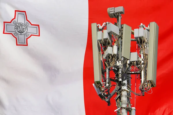 Телекомунікаційна Вежа Стільниковою Антеною Встановлює Прапор Мальти Телекомунікаційна Вежа Стільникового — стокове фото