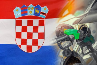 Hırvatistan 'ın arka planında yakıt enjektörü olan bir araba. Nüfus için rekor fiyatlar yakıt. Hırvatistan Cumhuriyeti 'nde enerji ve akaryakıt krizi sırasında benzin fiyatlarına zam