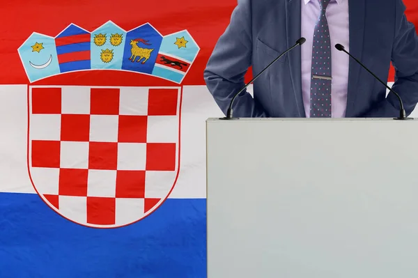 Tribun Med Mikrofon Och Man Kostym Flagga Kroatien Bakgrund Affärsman — Stockfoto