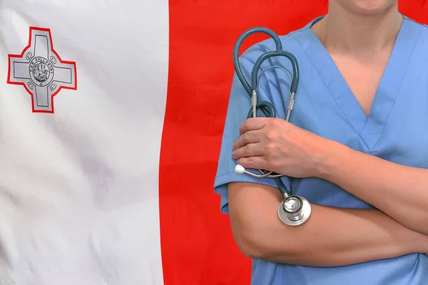 Chirurgin Oder Ärztin Mit Stethoskop Der Hand Flagge Von Malta — Stockfoto