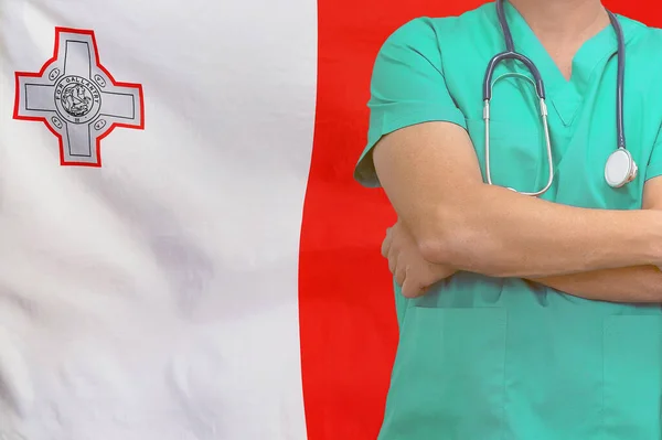 Chirurg Oder Arzt Mit Stethoskop Auf Der Flagge Maltas Hintergrund — Stockfoto
