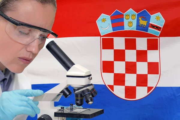 Biochimiste Féminine Regardant Travers Microscope Sur Fond Drapeau Croatie Technologie — Photo