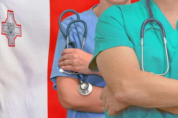 Närbild Medicinsk Team Man Och Kvinna Kirurger Flagga Malta Bakgrund — Stockfoto