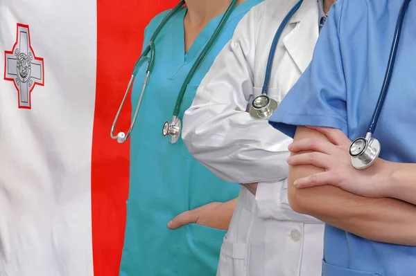 Tre Läkare Med Stetoskop Stående Flagga Malta Bakgrund Närbild Medicinska — Stockfoto