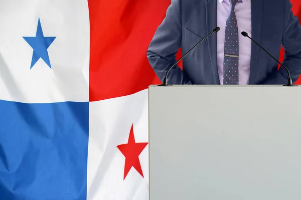 Трибуна Микрофоном Человеком Костюме Фоне Флага Панамы Бизнесмен Трибуна Фоне — стоковое фото