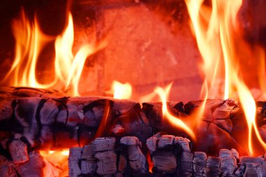 Soyut arka plan olarak ahşap yakın çekim yanma günlüğü