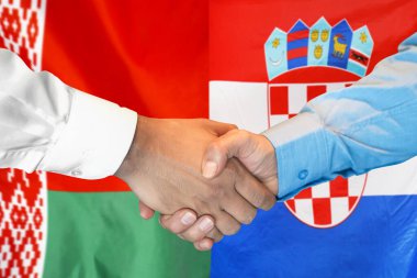 İki bayrağın arka planında iş tokalaşması. Beyaz Rusya ve Hırvatistan bayrağının arka planında erkek tokalaşması. Hırvatistan Cumhuriyeti 'nde destek kavramı