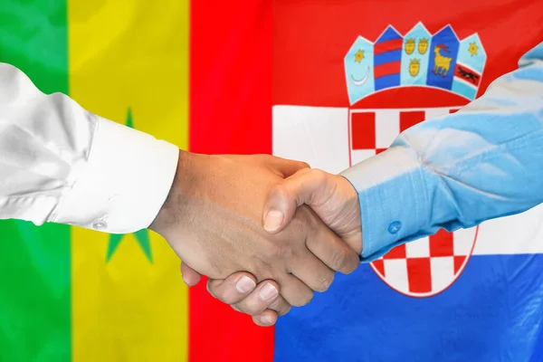 Рукостискання Тлі Двох Прапорів Чоловіче Рукостискання Тлі Прапора Сенегалу Хорватії — стокове фото