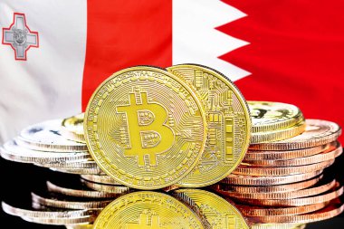 Malta ve Bahreyn bayrağı arkaplanındaki bitcoinler. Malta ve Bahreyn 'deki kripto para birimi ve engelleme teknolojisi yatırımcıları için kavram