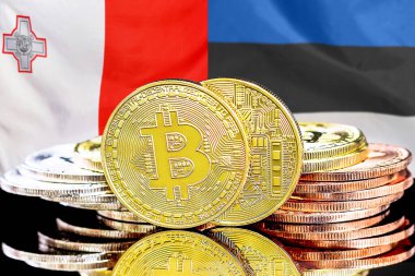 Malta ve Estonya bayrağı arkaplanındaki bitcoinler. Malta ve Estonya 'daki kripto para birimi ve engelleme teknolojisi yatırımcıları için kavram