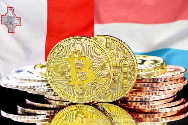 Malta ve Lüksemburg bayrağı arkaplanındaki bitcoinler. Malta ve Lüksemburg 'daki kripto para birimi ve engelleme teknolojisi yatırımcıları için kavram