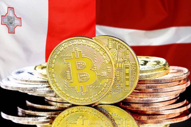 Malta ve Letonya bayrağı arkaplanındaki bitcoinler. Malta ve Letonya 'daki kripto para birimi ve engelleme teknolojisi yatırımcıları için kavram