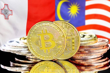 Malta ve Malezya bayrağı üzerinde Bitcoinler. Malta ve Malezya 'daki kripto para birimi ve engelleme teknolojisi yatırımcıları için kavram
