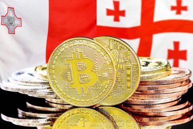 Malta ve Gürcistan bayrağı üzerinde Bitcoinler. Malta ve Gürcistan 'daki kripto para birimi ve engelleme teknolojisi yatırımcıları için kavram