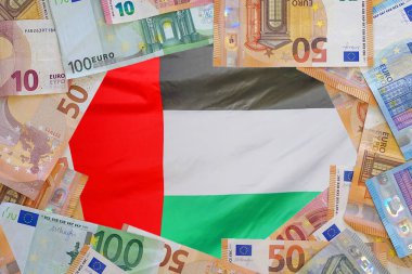 Birleşik Arap Emirlikleri bayraklarının Avrupa banknotlarının bir kopyası. Farklı Euro banknotları çerçevesi. Birleşik Arap Emirliklerinde iş, finans, yatırım, tasarruf ve yolsuzluk kavramı