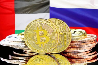 Birleşik Arap Emirlikleri ve Rusya bayrağı üzerinde Bitcoin 'ler. BAE ve Rusya 'daki kripto para birimi ve engelleme teknolojisi yatırımcıları için kavram