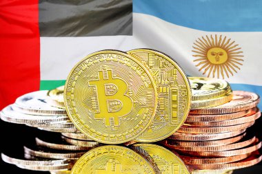Birleşik Arap Emirlikleri bayrağı ve Arjantin bayrağı üzerinde Bitcoinler. BAE ve Arjantin 'deki kripto para birimi ve engelleme teknolojisi yatırımcıları için kavram